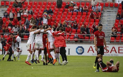 Los jugadores del Mallorca celebran el ascenso en Anduva.