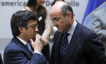 Guindos (derecha) conversa con el presidente del BID, Luis Alberto Moreno.