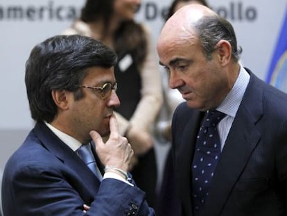 Guindos (derecha) conversa con el presidente del BID, Luis Alberto Moreno.