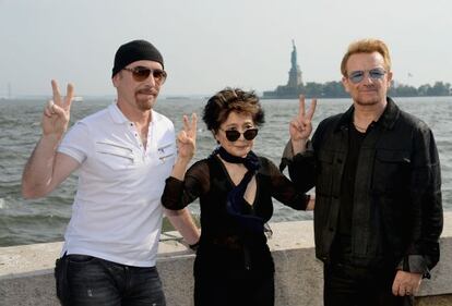 The Edge, Yoko Ono y Bono, en Ellis Island.