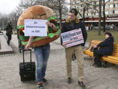 Un grupo de activistas, que abogan por promover la comida sana, escenificaron en el centro de Moscú la expulsión de la hamburguesa estadounidense en respuesta a las sanciones de Occidente por la anexión rusa de Crimea. EFE/Archivo