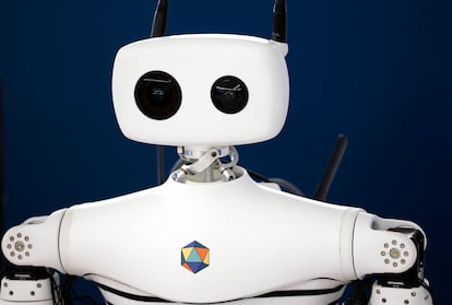 El robot 'Reachy', el humanoide de código abierto diseñado específicamente para el desarrollo de IA incorporada y aplicaciones del mundo real, en la Maison de l'Intelligence Artificielle, el día 3 en Biot (Francia).