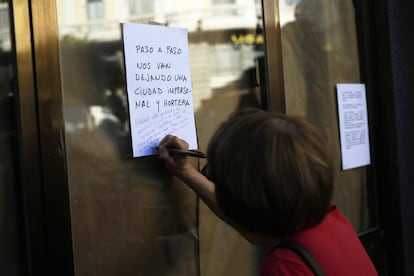 “Estamos desolados. Es una hecatombe. Este tipo de lugares debería ser protegido como patrimonio cultural”, considera David Amón, un actor de teatro que llevaba siete años sin faltar un día a su cita con el Comercial. En la imagen, una mujer escribe su mensaje en contra del cierre del local.