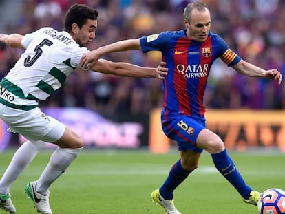 Iniesta domina el bal&oacute;n ante Escalante. 