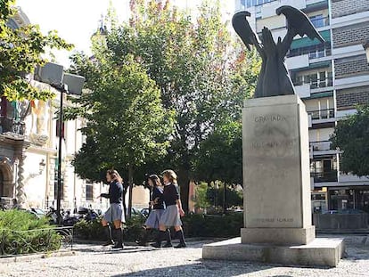 Monumento a José Antonio Primo de Rivera, en pleno centro de Granada.