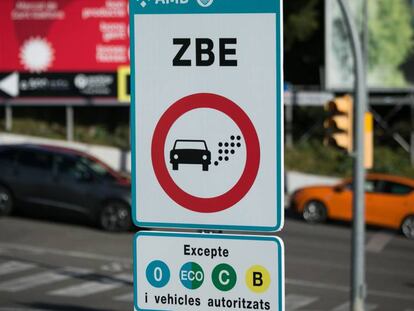 Instal·lació de senyals indicadors de la zona de baixes emissions a la sortida 14 de la Ronda de Dalt (B-20).