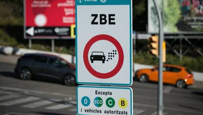 Instal·lació de senyals indicadors de la zona de baixes emissions a la sortida 14 de la Ronda de Dalt (B-20).