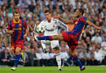 Cristiano, junto a Mascherano y Keita, en un partido de Liga de Campeones.