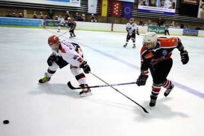 El equipo de hockey sobre hielo de Majadahonda se enfrenta al de Jaca <i>en casa.</i>