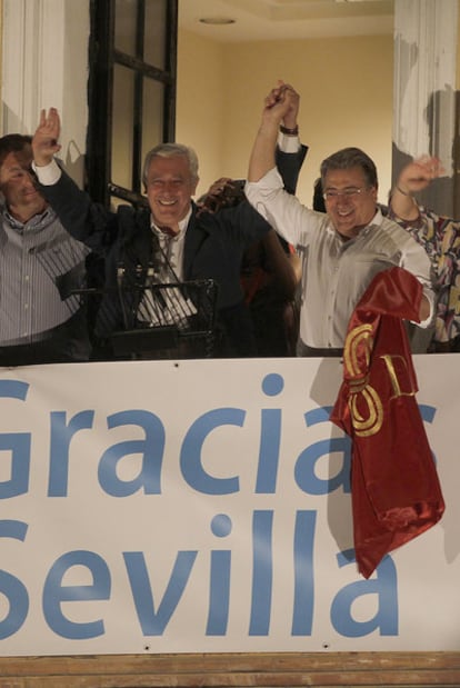 Javier Arenas y Juan Ignacio Zoido saludarn desde el balcón de la sede del PP.