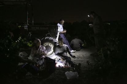 Medio centenar de personas recogen uvas para las bodegas Luis Pérez durante los 45 días de vendimia. Al principio se mostraron contrarios a trabajar en ese horario. "Pensaban que no iban a ver cortar las uvas, pero terminaron pidiendo ese horario porque se trabaja en mejores condiciones", relata Pérez. Según este enólogo la recolección nocturna les cuesta un 25% más, pero se corta un 10% más de uva que durante las horas de sol. A eso se le añade que el producto llega fresco a la barrica y ya no hay que enfriarlo, por lo que hay también un ahorro energético.