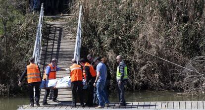 Traslado del cuerpo de Lalo García, encontrado en el río Pisuerga.