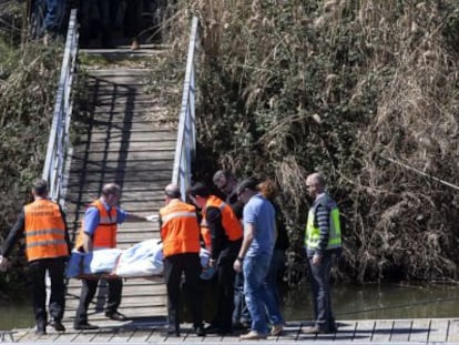 Traslado del cuerpo de Lalo García, encontrado en el río Pisuerga.