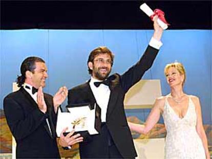 Nanni Moretti recogió la Palma de Oro en Cannes de mano de Antonio Banderas y Melanie Griffith.