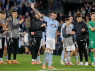 Aspas recibe el homenaje de sus compañeros al final del encuentro ante el Niza.