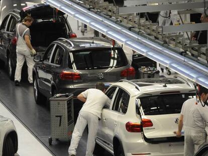 L&iacute;nea de producci&oacute;n de Volkswagen en la planta de Wolfsburgo. 