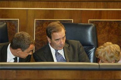 José Luis Rodríguez Zapatero, José Antonio Alonso y María Teresa Fernández de la Vega, ayer en el Congreso.