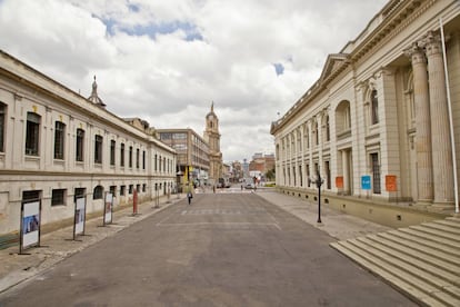 A la derecha, el antiguo museo de Geología de Bogotá. A la izquierda, el batallón de reclutamiento (antes facultad de Medicina).