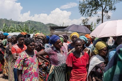 Un grupo de desplazados congoleños, principalmente mujeres, hacen fila en el campo de Minova, en Kivu del Sur, en el este del país, el 14 de noviembre de 2024.