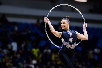 İspanya Milli Takımı'nın jimnastikçilerinden Lucía González, eleme turunda çember hareketi yaparken.