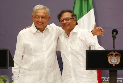 El presidente de Colombia, Gustavo Petro, se abraza con su homólogo de México, Andrés Manuel López Obrador, durante la Conferencia Latinoamericana y del Caribe sobre Drogas, en Cali.