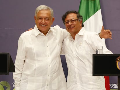Gustavo Petro abraza al presidente mexicano, Andrés Manuel López Obrado durante la Conferencia Latinoamericana sobre Drogas, en Cali (Colombia).