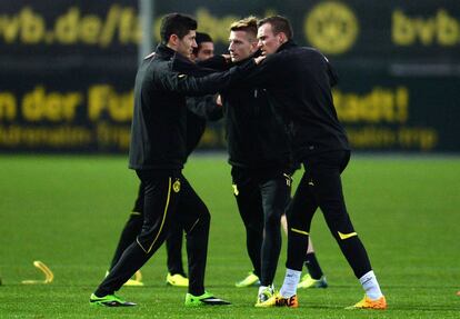 Lewandowski, Marco Reus y Grosskreutz calientan durante el entrenamiento.