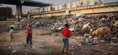 Basurero en R&iacute;o de Janeiro, junto a la autopista que lleva al centro de la ciudad. 