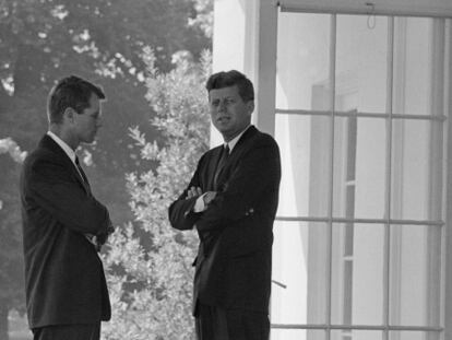 Bobby Kennedy (izquierda) junto a su hermano, en la Casa Blanca en 1962.