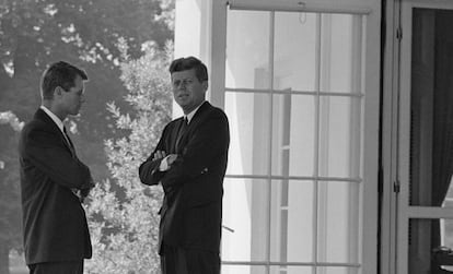 Bobby Kennedy (izquierda) junto a su hermano, en la Casa Blanca en 1962.