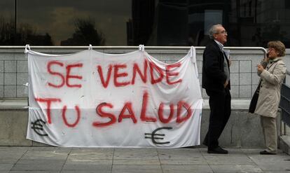 Pancarta en el Hospital La Paz durante el primer día de huelga de la sanidad madrileña