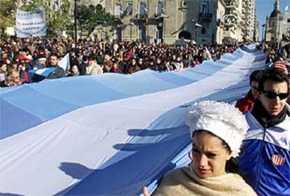 Miles de personas portaron ayer una bandera argentina de 3,5 kilómetros en Rosario (Santa fe), en el día del pabellón.