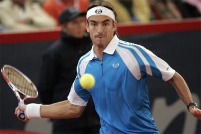 El tenista español, Tommy Robredo, durante el partido de semifinales del Masters Series de Hamburgo contra el croata Mario Ancic.