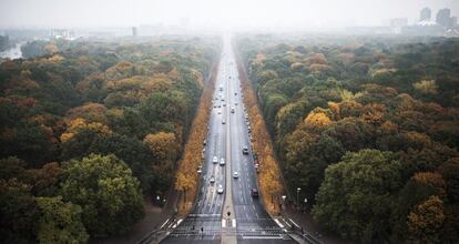 Niebla sobre el parque Tiergarten, es vista desde la Columna de la Victoria en Berlín (Alemania).