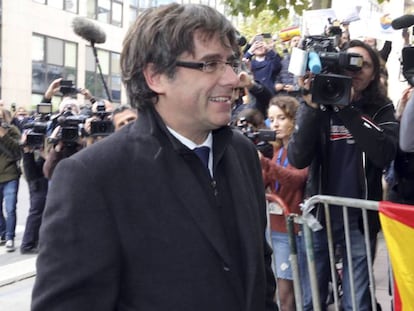 Carles Puigdemont arribant a una roda de premsa a Brussel·les.