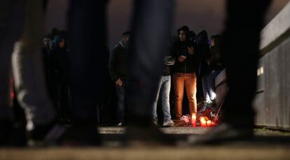 Concentración de aficionados en el lugar en el que lanzaron al Manzanares al ultra del Deportivo