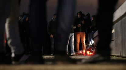 Concentraci&oacute;n de aficionados en el lugar en el que lanzaron al Manzanares al ultra del Deportivo