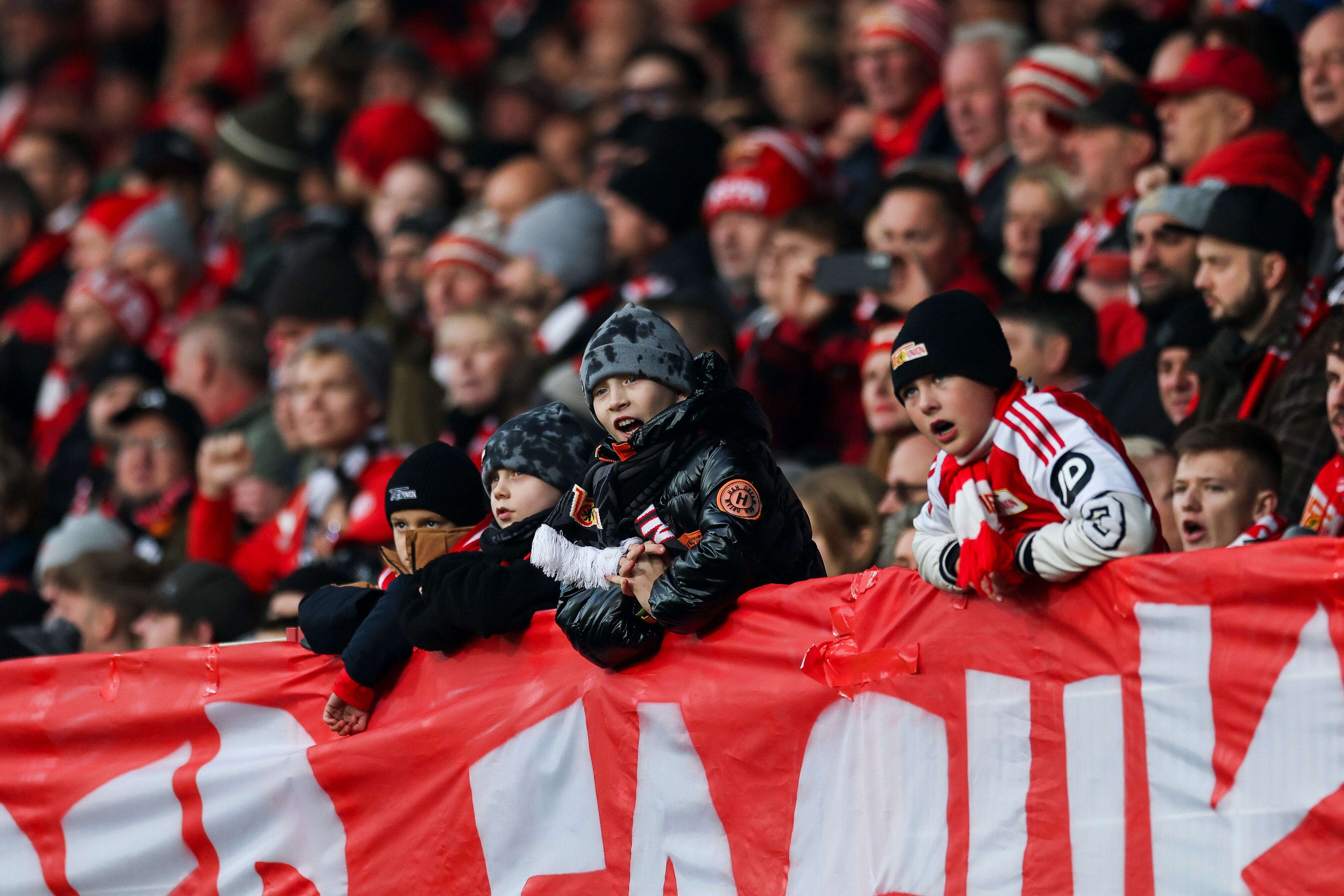 Aficionados del Unión Berlin, en las gradas de su estadio (An der Alten Foersterei), durante el encuentro frente al FC Heidenheim 1846 el pasado 29 de noviembre, 
