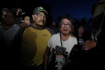 Dos familiares de uno de los mineros atrapados se lamentan por la falta de información que se les había otorgado durante la noche del 3 de agosto. 