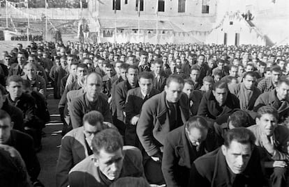 Presos republicanos, en la cárcel de Porlier, durante la misa edl día de Navidad de 1943.