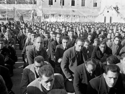 Presos políticos en la madrileña cárcel de Porlier en una misa en la Navidad de 1943.