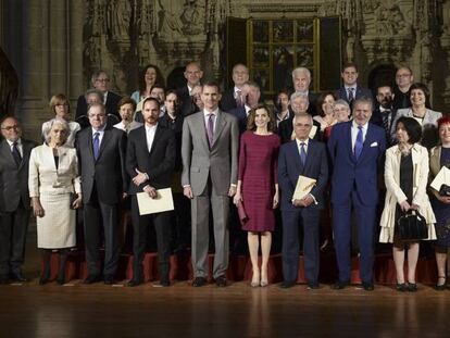 Los reyes Felipe VI y Letizia, ayer junto con los galardonados con los Premios Nacionales de Cultura 2014.