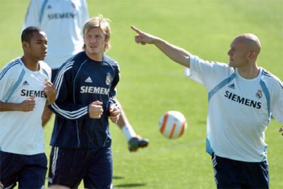 Robinho, Beckham y Gravesen, durante el entrenamiento de ayer del Madrid.
