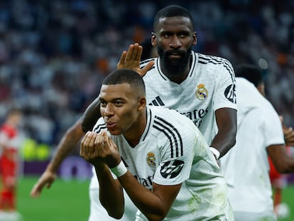 Kylian Mbappé celebra su gol al Stuttgart en el estreno del Madrid en la Liga de Campeones.