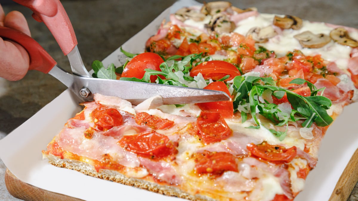 La mejor forma de cortar y servir pizza: esta tijera especial es el ‘gadget’ que te falta en la cocina 