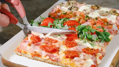 Artículo de EL PAÍS Escaparate que describe las ventajas de uso de las tijeras para cortar pizza.