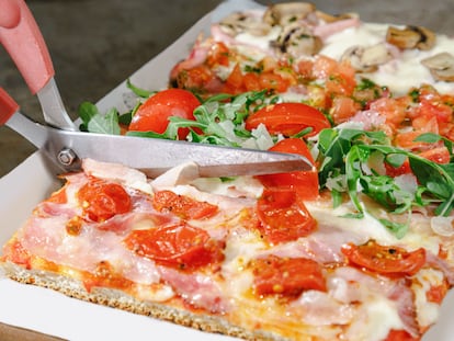 Artículo de EL PAÍS Escaparate que describe las ventajas de uso de las tijeras para cortar pizza.