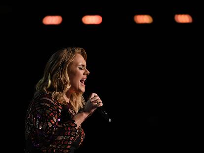 Adele, durante una actuación en los Grammy de 2017.