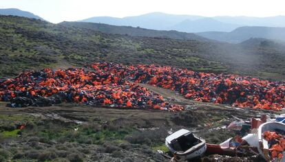 Miles de chalecos se amontonan en la isla de Lesbos. 