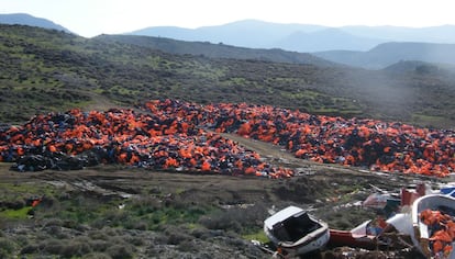 Miles de chalecos se amontonan en la isla de Lesbos.